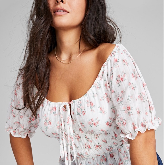 NWT And Now This Women’s Scooped Neck Smocked Floral top Size XS - Picture 5 of 6